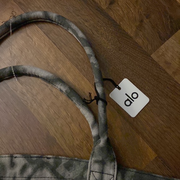 alo oversized yoga bag; never used w. tags. - Picture 3 of 9